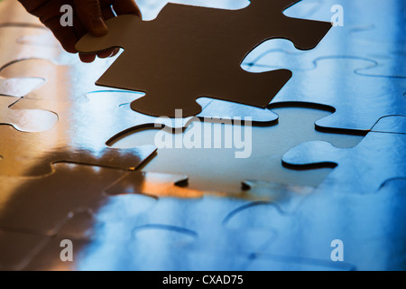 Positionieren das letzte Stück eines großen Puzzles. Stockfoto