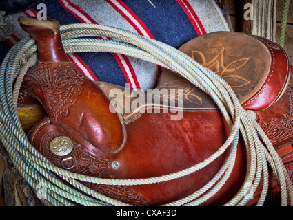 Westernsattel, Decke und Lasso in Sattelkammer auf Ranch im nordöstlichen Wyoming Stockfoto