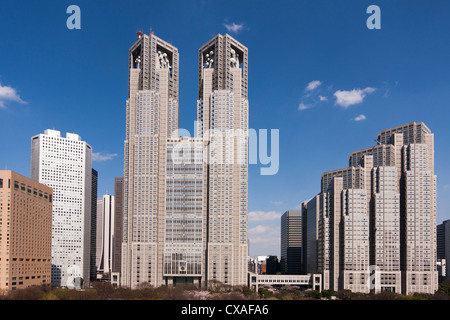 Tokyo Metropolitan Government Building an einem sonnigen Tag Stockfoto