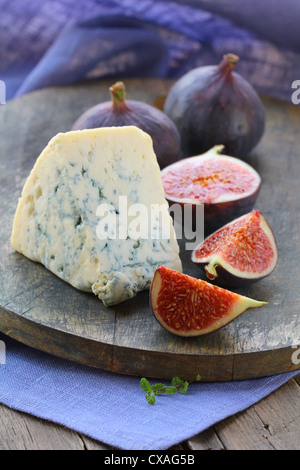 Blauschimmelkäse und süßem Obst Feigen auf einem Holzbrett Stockfoto