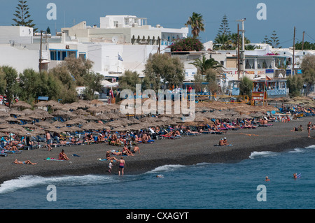 Strand von Kamari, Santorini, Griechenland Stockfoto