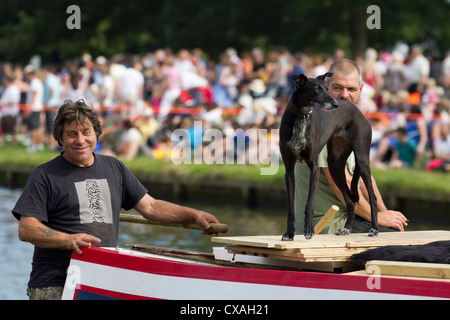 Mann und Hund auf Hausboot cruisen die Themse in Abingdon, Dragon Boat Festival 2012 Stockfoto