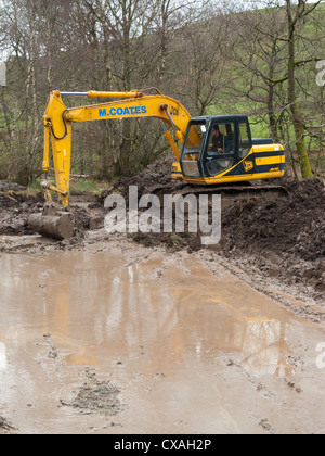 Auftragnehmer mit einem 360-Grad-Bagger graben Teich Tiere auf einem Bauernhof. Powys, Wales. April Stockfoto