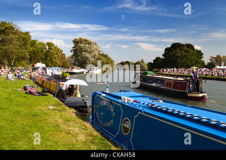 Hausboot auf der Themse in Abingdon, Drachen Rennen Festival 2012 übergeben Stockfoto