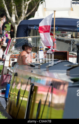 Siesta auf Hausboot festgemacht an der Themse in Abingdon 2, Dragon Boat Festival 2012 Stockfoto