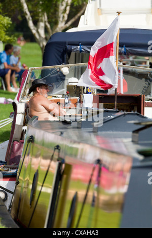 Siesta auf Hausboot festgemacht an der Themse in Abingdon, Dragon Boat Festival 2012 Stockfoto