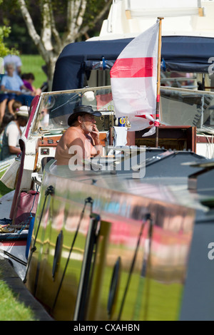 Rauchen-Siesta auf Hausboot festgemacht an der Themse in Abingdon, Dragon Boat Festival 2012 Stockfoto