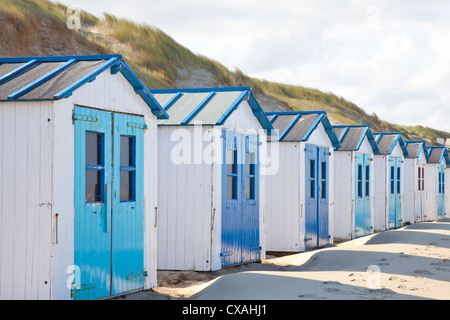 Holländische Häuschen am Strand in De Koog Texel, Niederlande Stockfoto