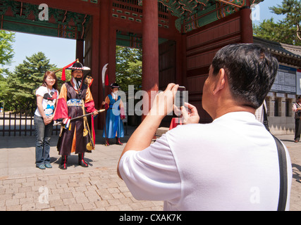 Touristen fotografieren von Royal Guards im Deoksugung Palast in Seoul, Korea Stockfoto