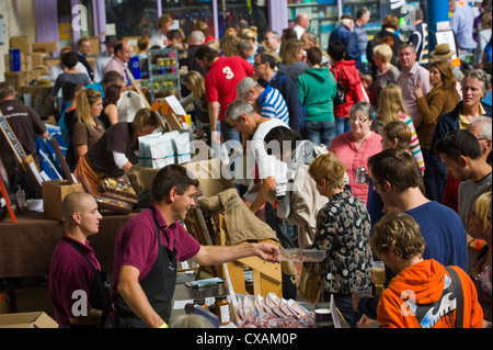 Menschen Surfen Stände in der Markthalle in Abergavenny Food Festival Stockfoto