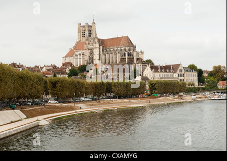 Kirche Saint-Pierre Yonne Fluss im Vordergrund in Auxerre Frankreich anzeigen Stockfoto