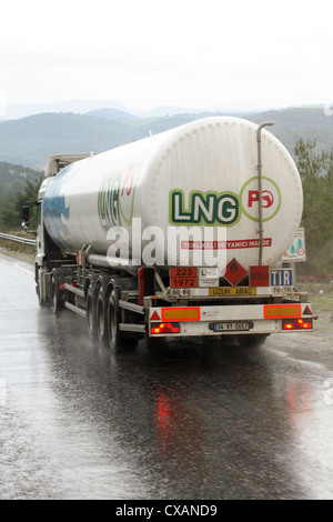 Canakkale, fährt Tank LKW auf nasser Fahrbahn Stockfoto