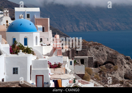 Weiß gestrichene Gebäude in oia, santorini, griechenland Stockfoto