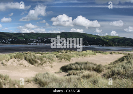Aberdyfi von Sanddünen am Borth Strand bei Ebbe im Sommer Stockfoto