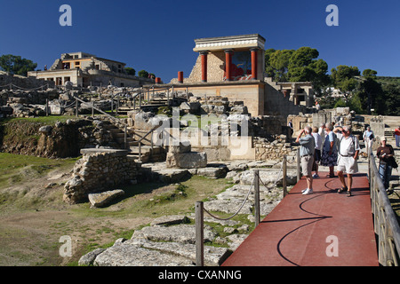 Knossos, Touristen besichtigen die Überreste des Schlosses Stockfoto