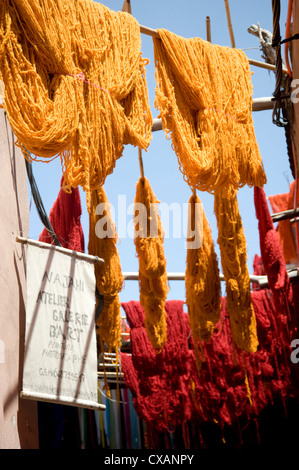 Bunte Wolle hängen zum Trocknen in die Färber Souk, Marrakesch, Marokko, Nordafrika, Afrika Stockfoto