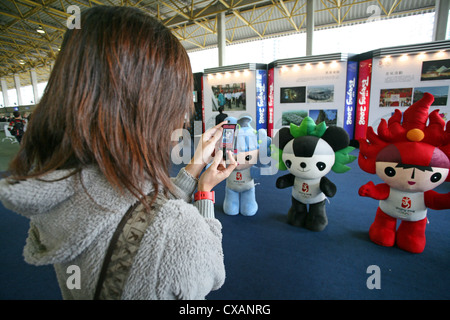 Hong Kong Frau fotografiert die Maskottchen der Olympischen Spiele 2008 in Peking Stockfoto