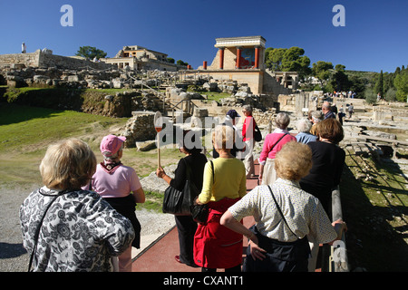 Knossos, Touristen besichtigen die Überreste des Schlosses Stockfoto