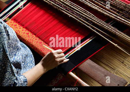 klassische asiatische Webstuhl bei der Arbeit Stockfoto