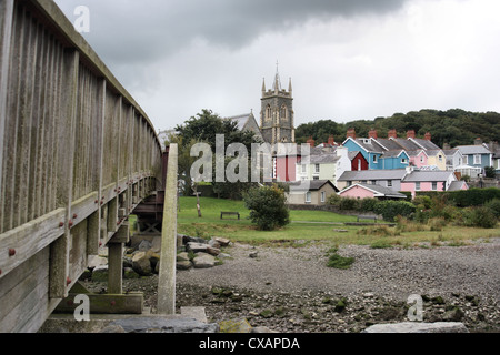 Fußgängerbrücke über die Mündung des Flusses Aeron in Stadt von Aberaeron Stockfoto