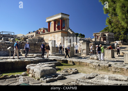 Knossos, Touristen besichtigen die Überreste des Schlosses Stockfoto