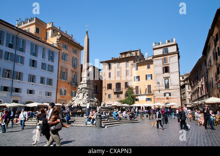 Brunnen, das Pantheon (Fontana del Pantheon) in der Piazza della Rotonda vor Roman Pantheon, Rom, Latium, Italien Stockfoto