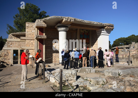 Knossos, Touristen besichtigen die Überreste des Schlosses Stockfoto