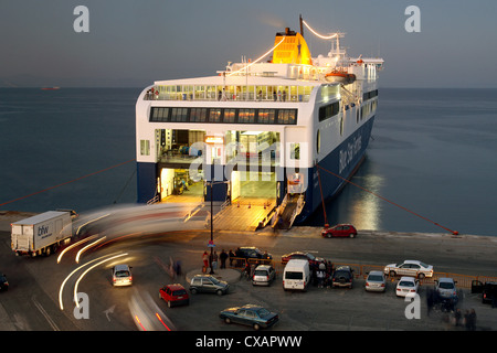 Rhodos, eines der Blue Star Ferries Fähre in den Hafen in der Abenddämmerung Stockfoto