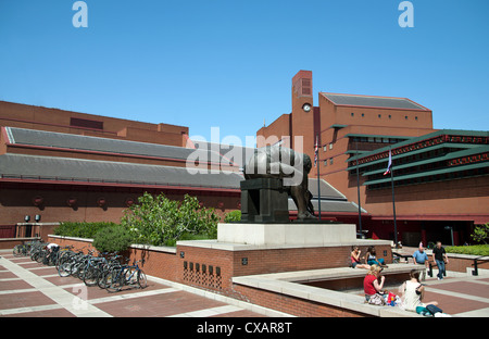 Innenhof der British Library zeigt Skulptur von Isaac Newton von Eduardo Paolozzi, Euston Road, London, England Stockfoto