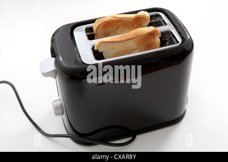 Zwei Scheiben Toast im Toaster, Nahaufnahme Stockfoto