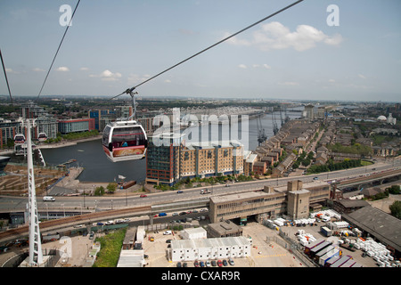 Blick von der Seilbahn beim Start von der Emirates Air Line zeigt Excel Exhibition Centre im Hintergrund, London, England Stockfoto