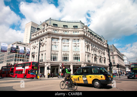 Diagonale Fußgängerüberweg am Oxford Circus, London, England, Vereinigtes Königreich, Europa Stockfoto