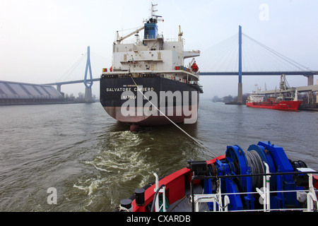 Schlepper und Frachter im Hafen, Hamburger Hafen, Deutschland, Europa Stockfoto