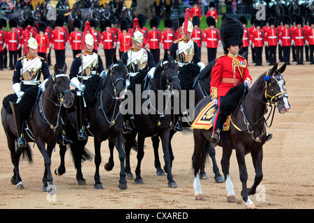 Soldaten beim Trooping die Farbe 2012, die Geburtstag-Parade der Königin, Horse Guards, Whitehall, London, England, Vereinigtes Königreich Stockfoto