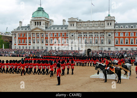 Soldaten beim Trooping die Farbe 2012, die Parade der Geburtstag der Königin, Horse Guards, London, England, Vereinigtes Königreich, Europa Stockfoto