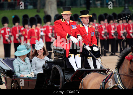 Die Herzogin von Cornwall und die Herzogin von Cambridge, Trooping die Farbe 2012, die Queen Geburtstag Parade, Whitehall, London Stockfoto