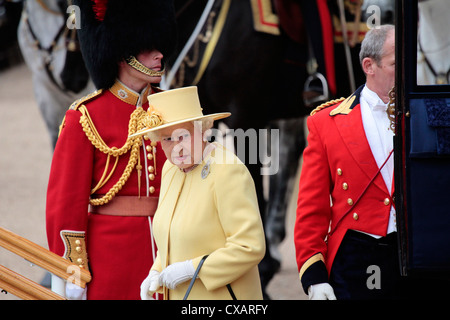 HM die Königin Trooping die Farbe 2012, die Queen Geburtstag Parade, Whitehall, Horse Guards, London, England, Vereinigtes Königreich Stockfoto