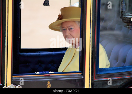 HM die Königin Trooping die Farbe 2012, die Queen Geburtstag Parade, Whitehall, Horse Guards, London, England, Vereinigtes Königreich Stockfoto