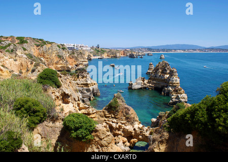 Klippen in der Nähe von Praia Dona Ana, Lagos, Algarve, Portugal, Europa Stockfoto