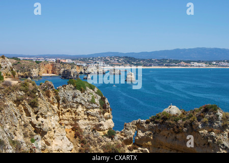 Klippen in der Nähe von Praia Dona Ana, Lagos, Algarve, Portugal, Europa Stockfoto