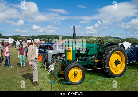 Anzeige von Traktoren Landfahrzeugen auf der Egton Show North York Moors National Park North Yorkshire England Großbritannien GB Großbritannien Stockfoto