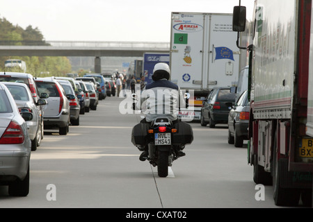 Magdeburg, Laufwerke Stau auf der A2 in Richtung Hannover, Motorrad durch den Fluchtweg Stockfoto