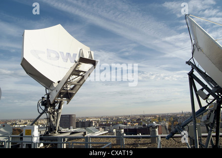 Berlin, Deutsche Welle TV Satellitenschüsseln auf dem Dach Stockfoto