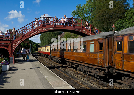 Touristen beobachten Zug am Bahnsteig Goathland im Sommer NYMR North Yorkshire England Großbritannien Großbritannien Großbritannien Großbritannien Großbritannien Großbritannien Großbritannien Großbritannien Großbritannien Großbritannien und Nordirland Stockfoto