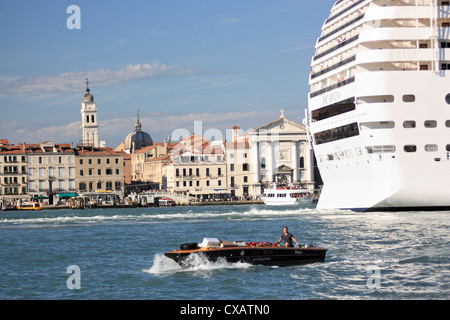 Kreuzfahrtschiff MSC Divina, IMO 9585285 Stockfoto