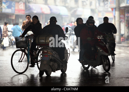 Shanghai, Silhouette der Fahrrad- und Motorrad-Fahrer Stockfoto