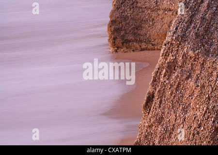 Andalusien, Felsen in blauen Stunde am Meer Stockfoto