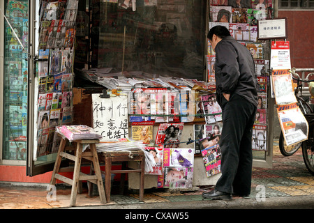 Shanghai, Mann an einem Kiosk Stockfoto