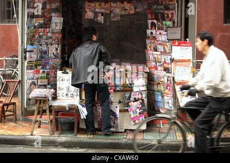 Shanghai, Mann an einem Kiosk Stockfoto