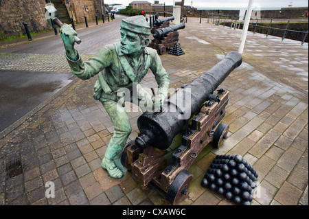 Kanonen und Powder Monkey Skulptur, Hafen von Whitehaven, Cumbria Stockfoto